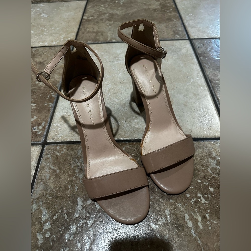 Women’s heels size 8